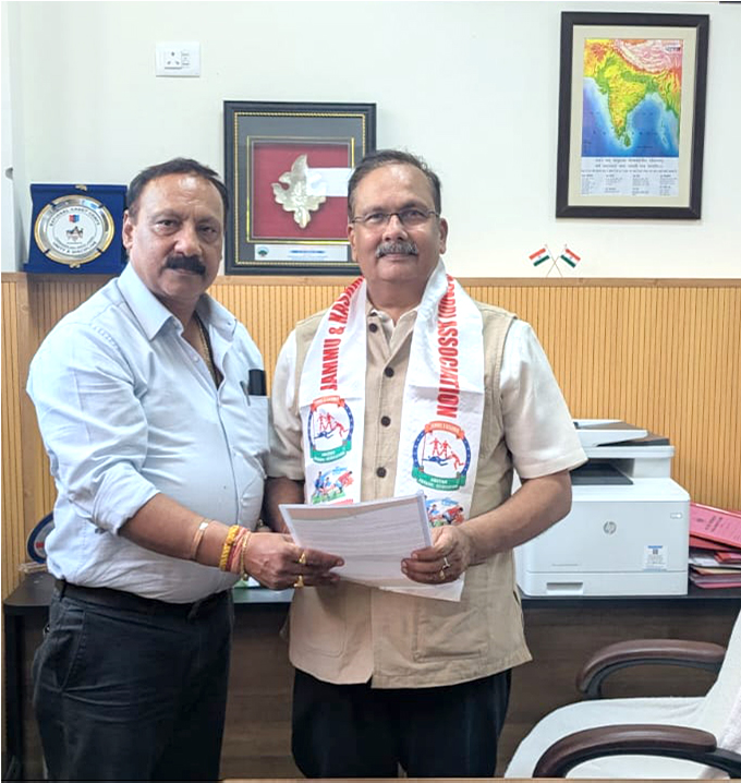 Dr Kuldeep calls on VC CUJ